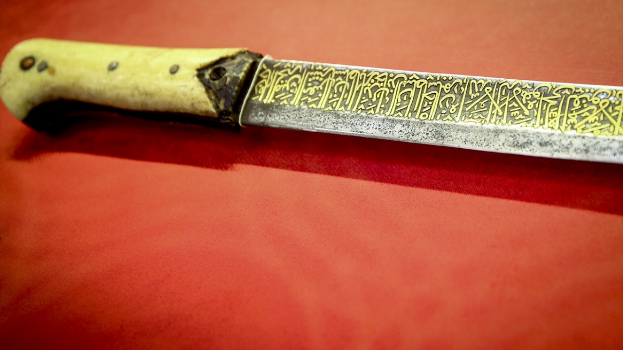 Sergide, Yavuz Sultan Selim`e ait üzerinde Fetih Suresi yazılı kılıç da bulunuyor.