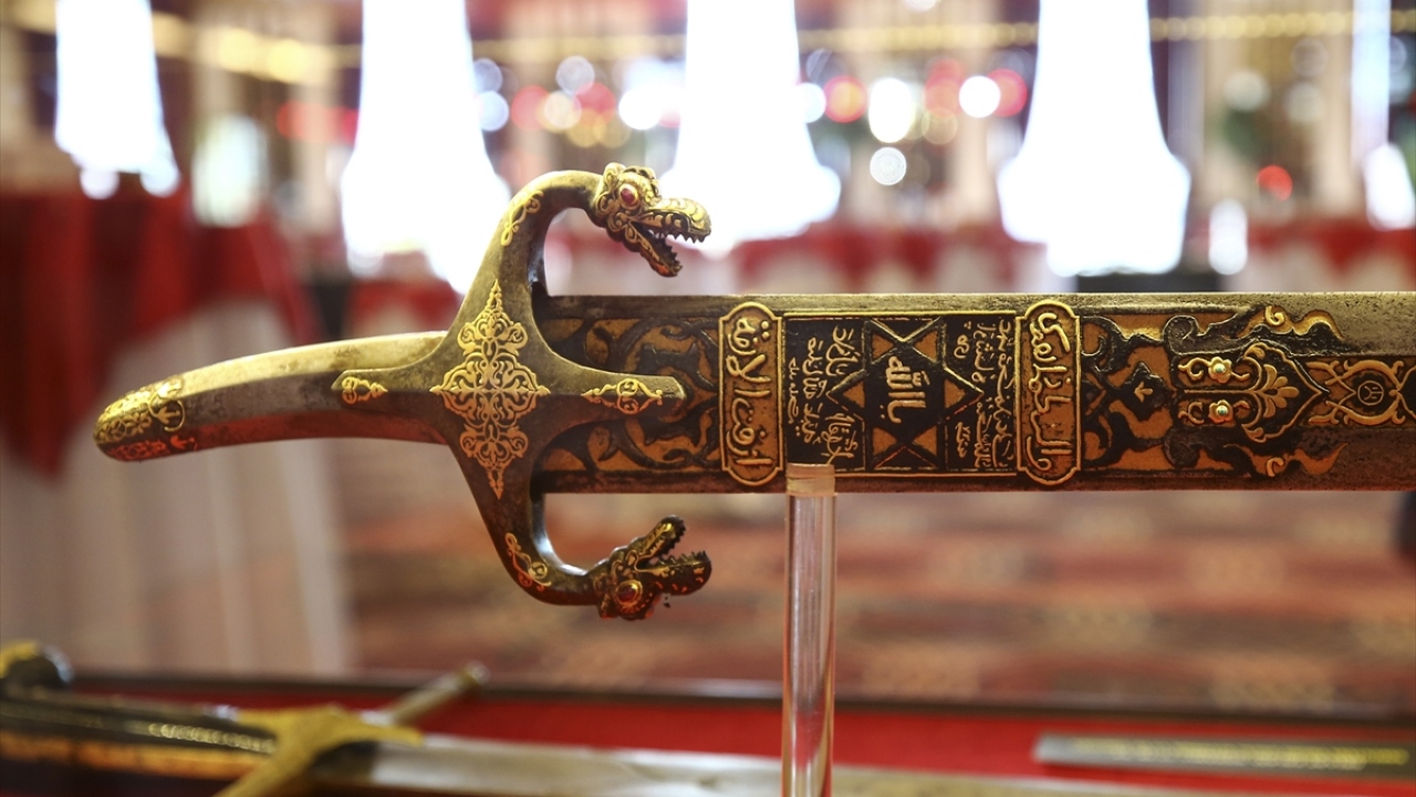 Sergide, Dört Halife döneminden kalma kılıç da bulunuyor.