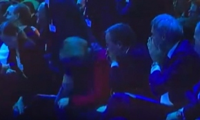 Alman bakan Altmaier sahneden düşüp yaralandı