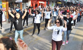 Cumhuriyet Bayramı'nı rekor katılımla zeybek oynayarak kutladılar