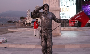 Canlı heykelden 24 saatlik 'asker selamı' rekoru