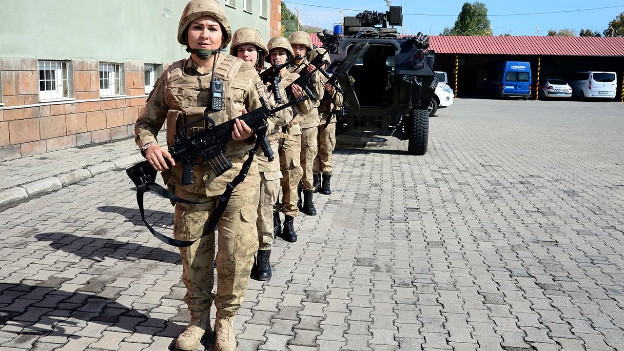 Vatandaşların huzur ve güvenliğini sağlamak amacıyla gece gündüz demeden erkek meslektaşlarıyla verilen görevleri yerine getiren kadın astsubaylar, terör ve kaçakçılık olaylarının önlenmesi için özveriyle çalışıyor.