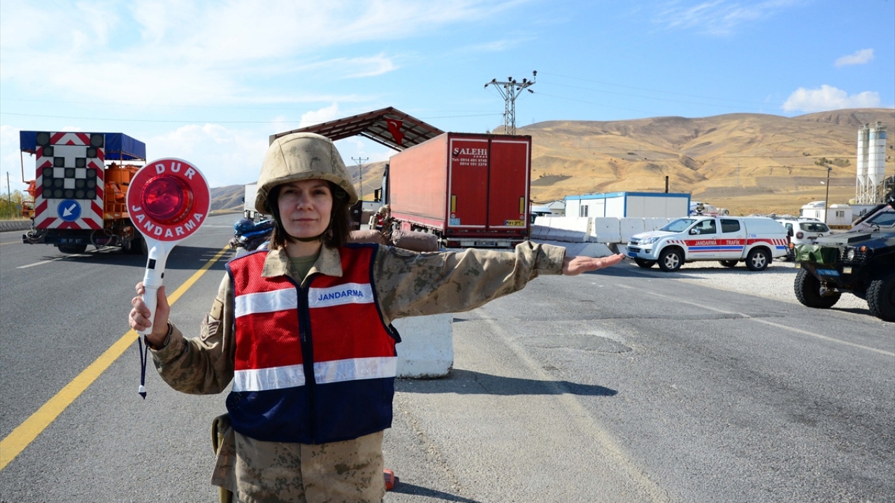 Zorlu mesleğini 5 yıldır başarıyla yürüten bir çocuk annesi Jandarma Astsubay Kıdemli Çavuş Gözde Polatoğlu, mesai saatleri dışındaki zamanını eşine ve 3 yaşındaki kızına ayırıyor.
