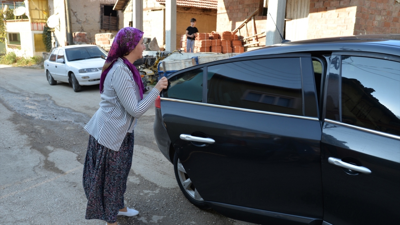 Bazen mesai bitiminde şalvar giyip bahçelerinde çalışan hemşehrilerine yardım eden Tekin, ürünlerin daha kaliteli ve verimli olması ile satışı gibi konularda görüş alışverişinde bulunuyor.