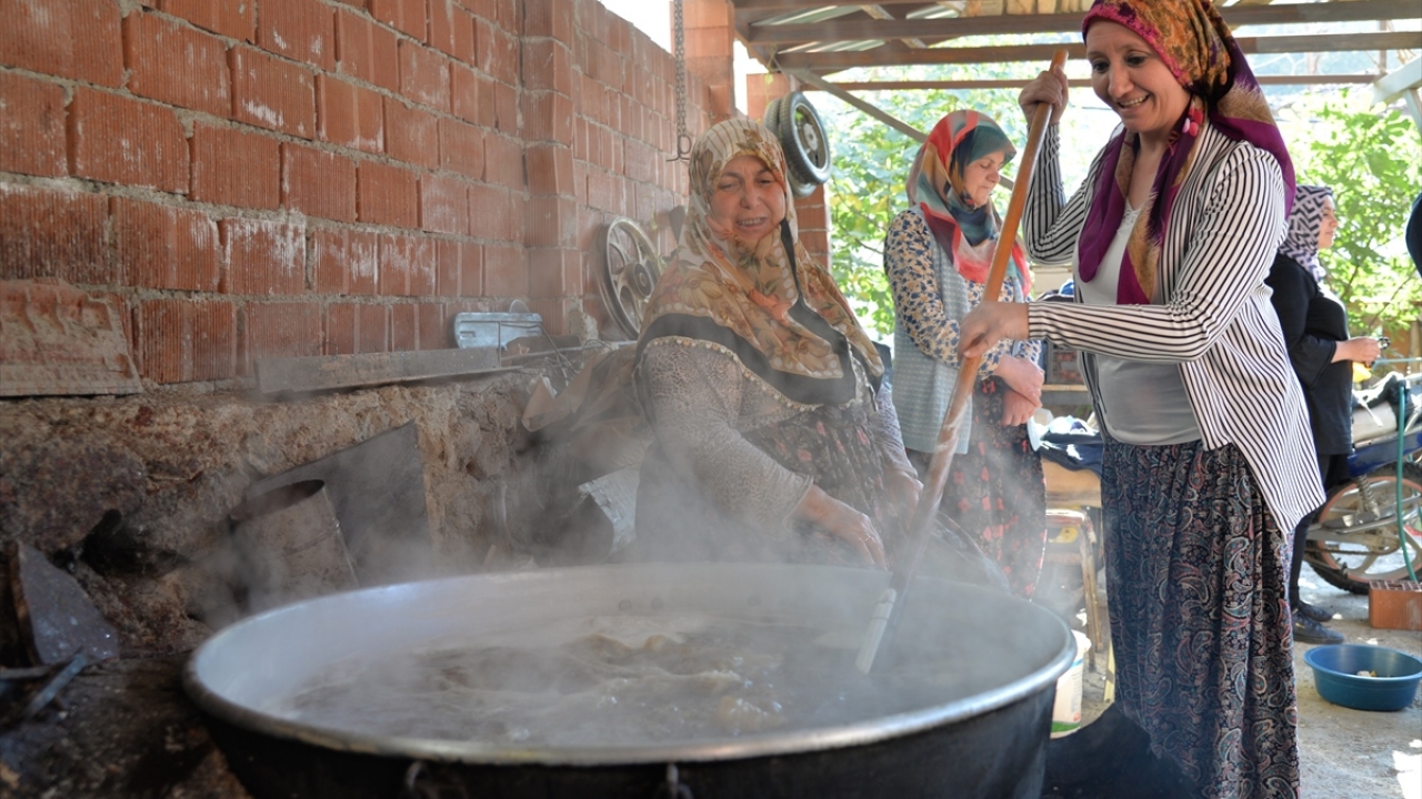 İlçeye bağlı Karaköy`de, bahçelerinde şeker pancarından pekmez hazırlayan Taş ailesini ziyaret eden Tekin, aile bireyleriyle pancar soyup kazan karıştırdı ve ürünün tadına baktı.