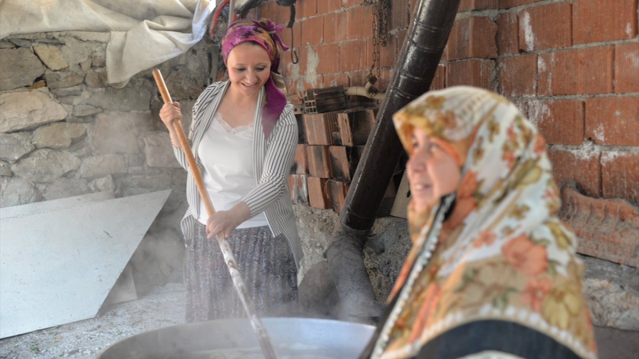 Evinin bahçesinde ailesiyle pekmez yapan Cemile Taş ise şeker pancarlarını dikkatli bir şekilde topladıklarını belirtti.