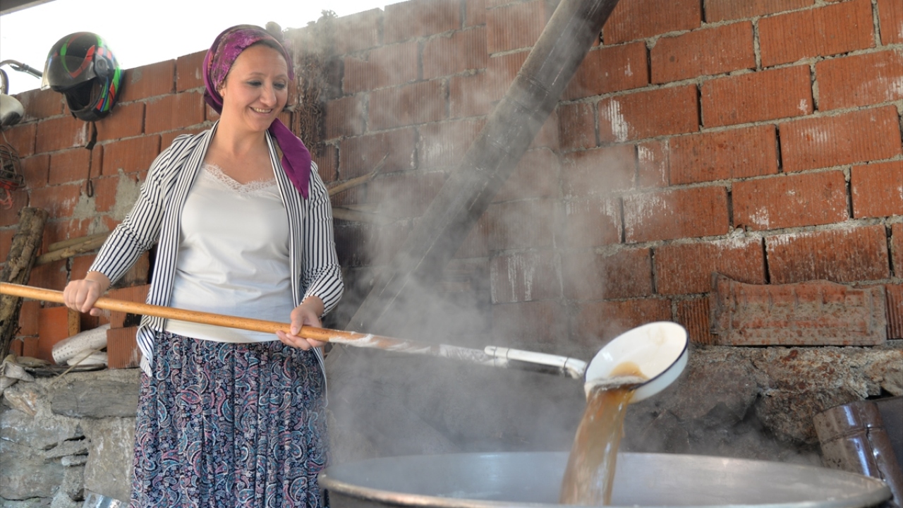 Komşularının da yardımıyla ürünleri yıkayıp soyduklarını anlatan Taş, "Kazanlarda kaynatıp süzdürdük. İçinde hiç şeker yok. Çok lezzetli oluyor. Yaptığımız pekmezleri tanıdıklara dağıtacağım, kalanını da satacağım." diye konuştu.