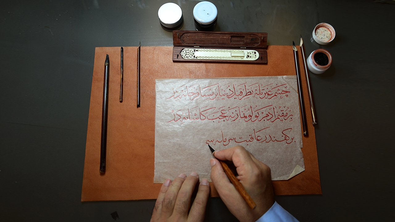 Hat üstatlarının yetiştirdiği önemli ustalardan olan, yurt içi ve yurt dışında çeşitli ödüllere sahip Mehmet Memiş (59), yaklaşık 40 yılını verdiği sanatta yeni yetenekleri hat sanatına kazandırıyor.