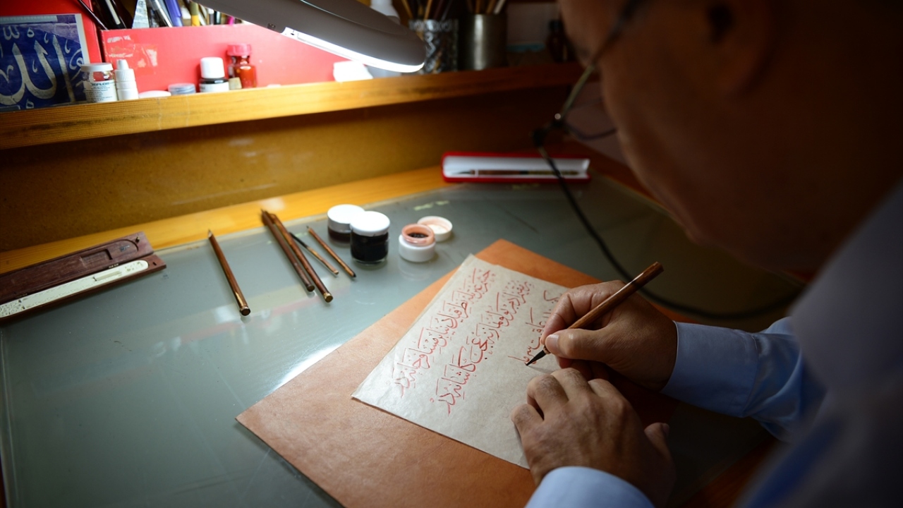 Çorum`un Bayat ilçesine bağlı Yoncalı köyünde 1960 yılında doğan Memiş, lise yıllarında yöneldiği hat sanatı derslerini üniversite tahsili için gittiği Konya`da almaya başladı.