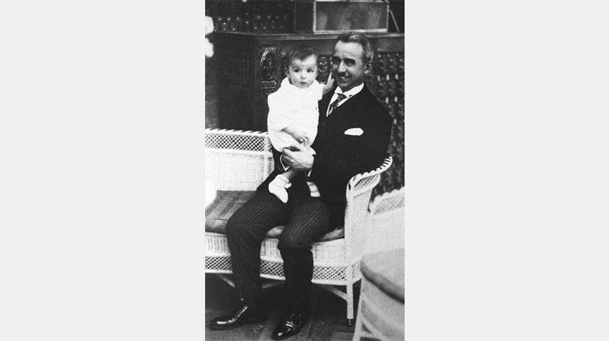 1 Ocak 1927`de İsmet İnönü, oğlu Erdal ile Pembe Köşk`te. (Arşiv)