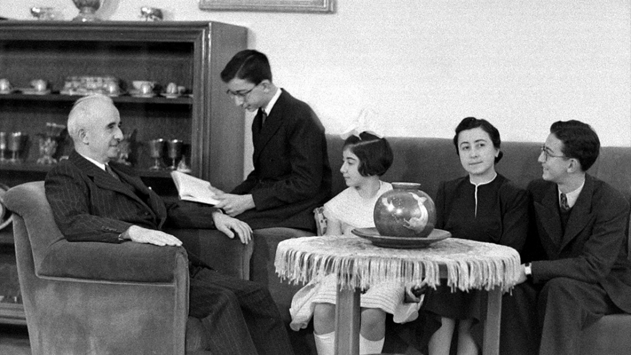 1 Ocak 1941`de İsmet İnönü, eşi Mevhibe İnönü, oğulları Ömer, Erdal ve Kızı Özden İnönü. (Arşiv)