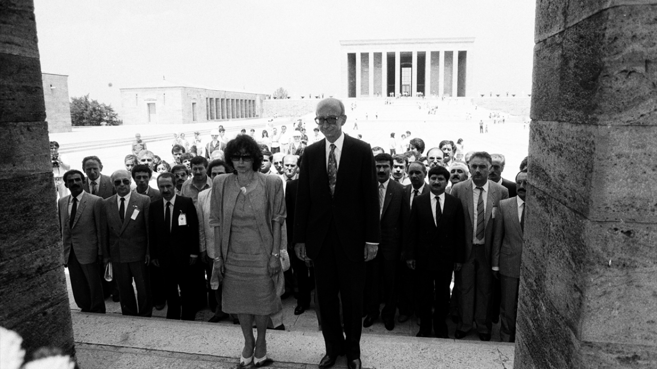 25 Haziran 1988`de SHP Genel Başkanı İnönü, eşi Sevinç İnönü ile birlikte babası 2. Cumhurbaşkanı İsmet İnönü`yü kabri başında ziyaret etti. (Arşiv)