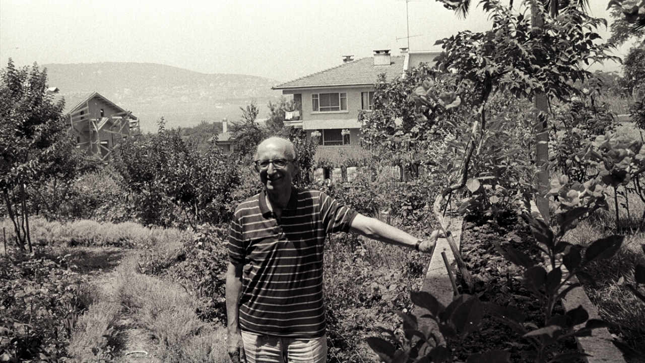 9 Temmuz 1988`de SHP Genel Başkanı Erdal İnönü Heybeli Ada`da. (Arşiv)