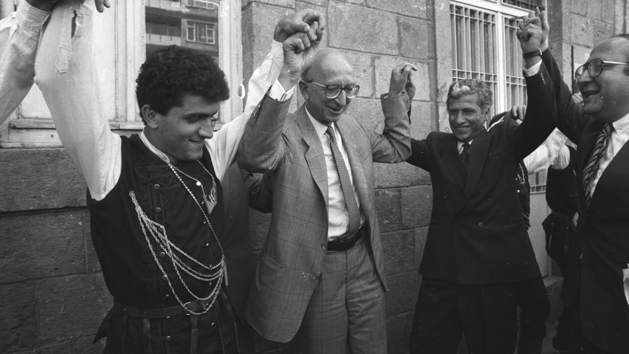 20 Eylül 1989`da SHP Genel Başkanı İnönü ,Karadeniz gezisinde halk oyunları ekibi ile horon tepti. (Arşiv)