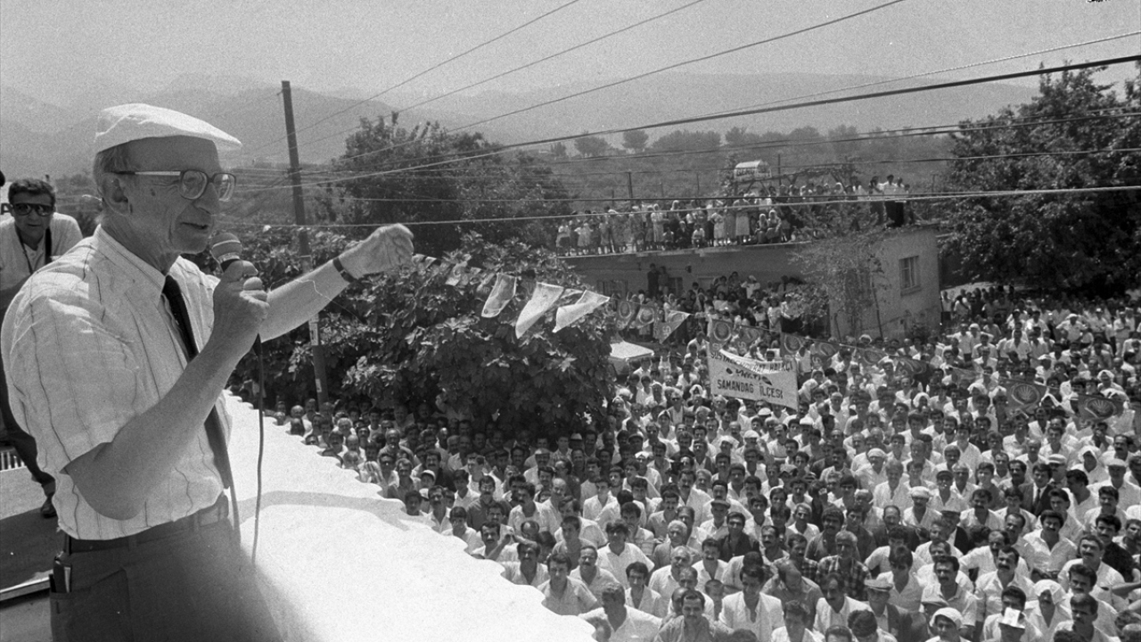 27 Mayıs 1990`da SHP Genel Başkanı İnönü, yerel seçim çalışmaları için İskenderun`un Karayılanlı, Madenli ve Çekmece Beldelerinde halka hitap etti. (Arşiv)