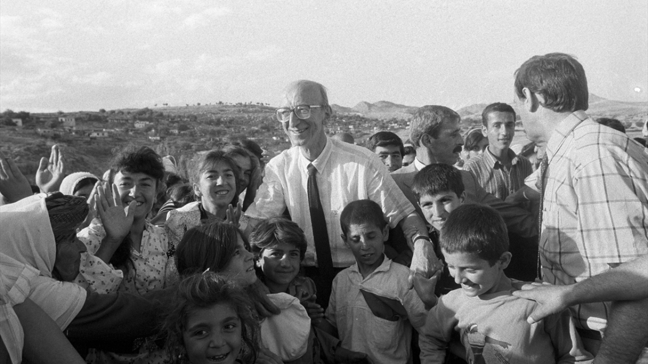  29 Mayıs 1990`da SHP Genel Başkanı İnönü,Adıyaman`da yerel seçim için propaganda çalışması yaptı. (Arşiv)