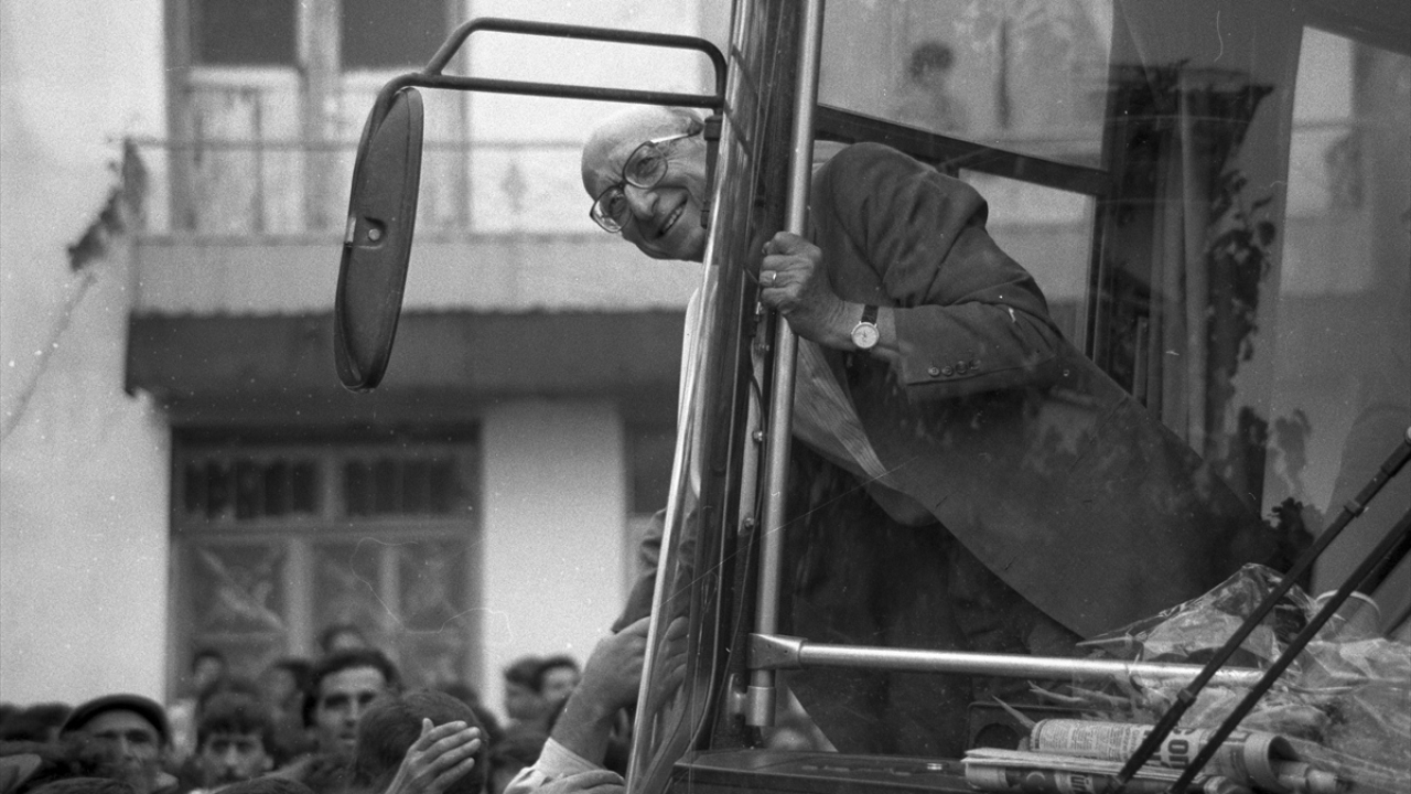 1 Haziran 1990`da SHP Genel Başkanı İnönü, Uşak`a bağlı İlyaslı Kasabası`nı ziyaret etti. (Arşiv)