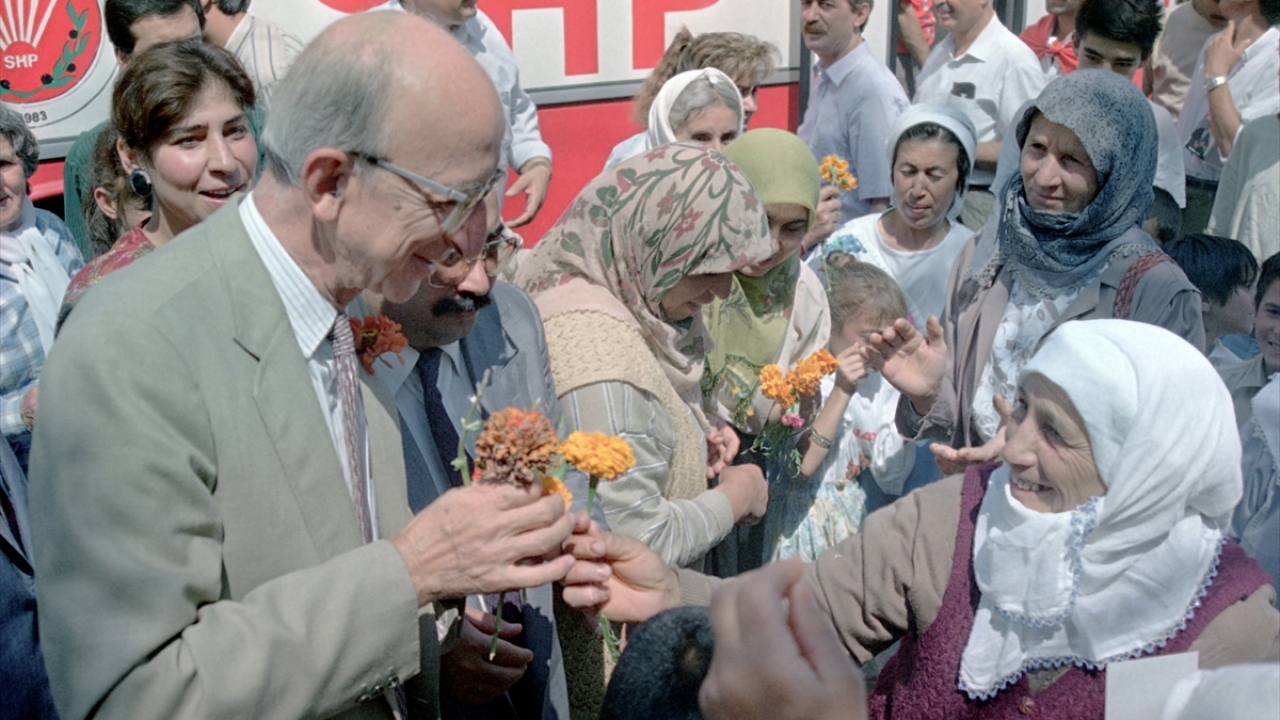 18 Ağustos 1990`da SHP Genel Başkanı İnönü, seçim propagandası için gittiği Etimesgut`ta kadınlara çiçek verdi. (Arşiv)