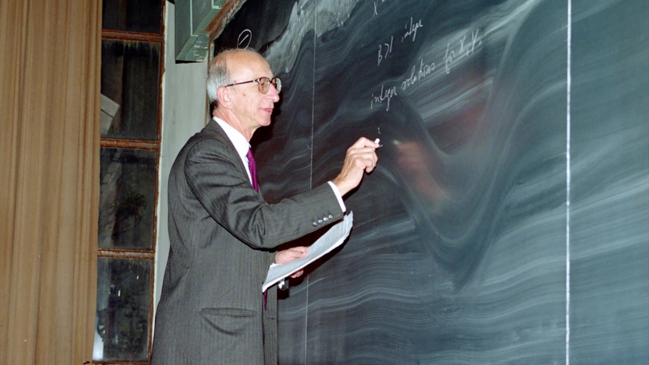 8 Kasım 1990`da SHP Genel Başkanı İnönü, ODTÜ Matematik bölümce düzenlenen haftalık seminerde, "Pell Denkleminin Aritmetik Özellikleri" konusunda ders verdi. (Arşiv)