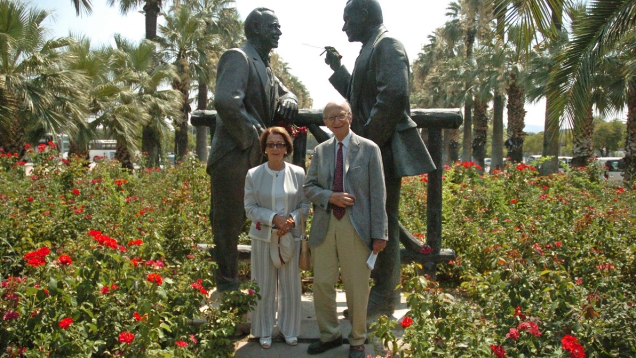 24 Temmuz 2005`de Lozan Antlaşmasını 82.yıldönümü İzmir Kültürpark`taki Lozan Anıtı önünde kutlandı. Törene katılan Lozan Antlaşmasına imza atan İsmet İnönü`nün kızı Özden Toker ve oğlu Erdal İnönü heykelin önünde fotoğraf çektirdi.