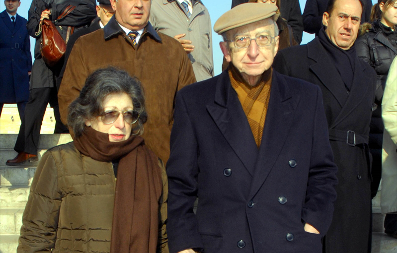 25 Aralık 2006`da Türkiye Cumhuriyeti`nin 2. Cumhurbaşkanı İsmet İnönü, ölümünün 33. yılında Anıtkabir`de düzenlenen resmi törenle anıldı. Törene oğlu Erdal İnönü eşi Sevinç İnönü ile katıldı. (Arşiv)