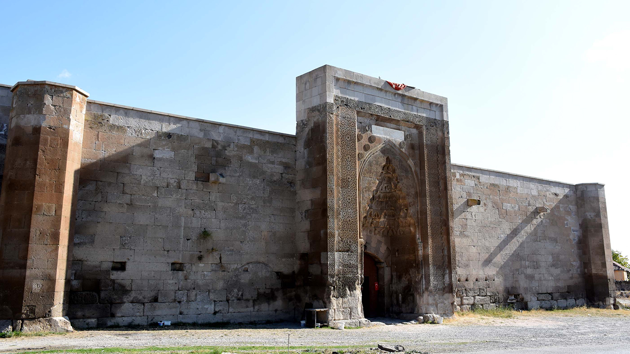 Aksaray`a yaklaşık 16 kilometre uzaklıkta bulunan Ağzıkarahan köyünde 8 asır önce inşa edilen Ağzıkarahan Kervansarayı, Selçuklu döneminin sanatını yansıtan mimarisiyle adeta kaleyi andırıyor.
