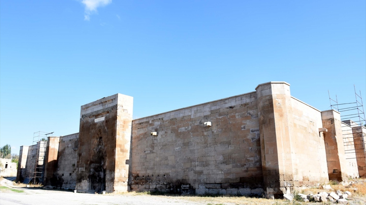 Yazlık-kışlık bölümleri, hamamı ve mescidiyle ziyaretçilerini adeta tarihte yolculuğa çıkaran Ağzıkarahan Kervansarayı, Anadolu`da ticaretin gelişmesinde önemli bir yer olma özelliği taşıyor.