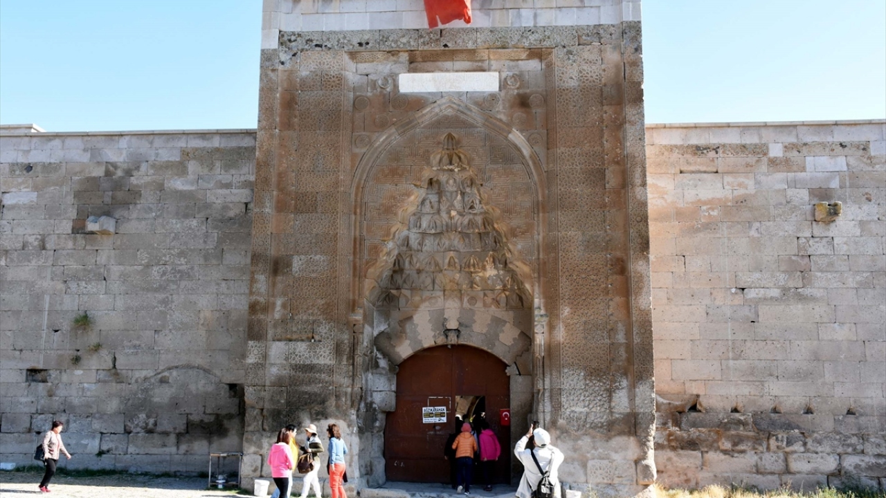 "Hoca Mesut Hanı" adıyla da tanınan yere gelen tüccarların dünyada sigortacılık sistemi bilinmezken can ve mal güvenliklerinin Anadolu Selçuklu Devleti tarafından sigortalandığı biliniyor.