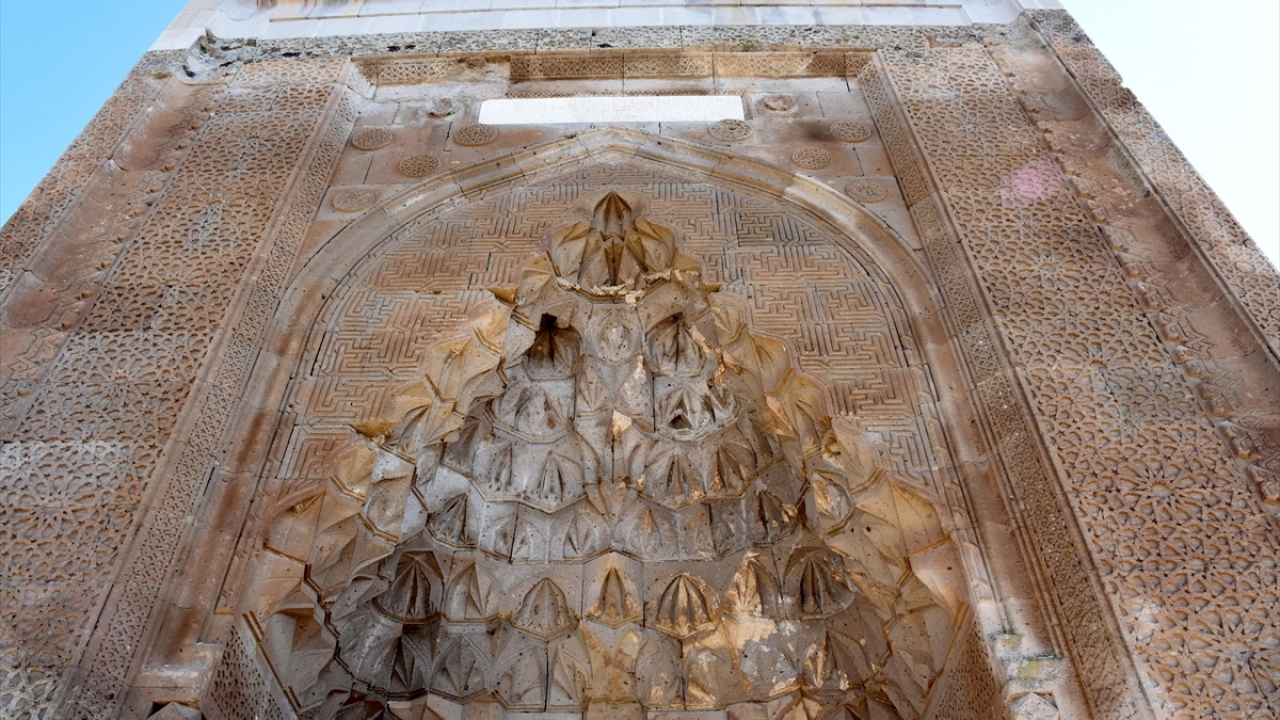 İl Kültür ve Turizm Müdürü Mustafa Doğan, Anadolu Selçuklu eseri kervansarayın muhteşem mimarisiyle ilgi çektiğini söyledi.