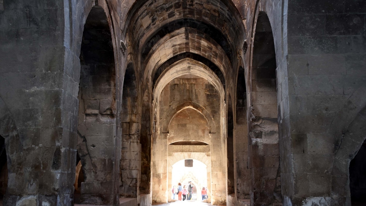 Doğan, güvenliği sağlanan tacirlerin kervansarayda ticari faaliyetlerini de yürüttüklerini ifade etti.