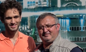 Baba oğul aynı okulda eğitim görüyor