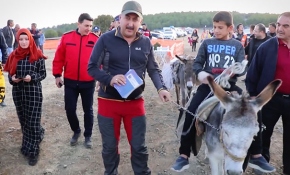 Yahşihan Belediye Başkanı eşekle kitap dağıttı