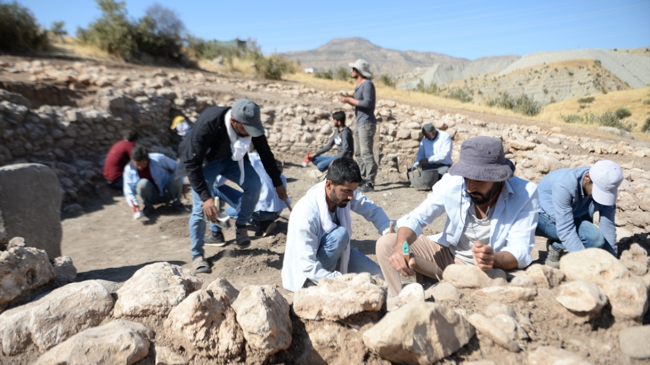 Kodaş, taş duvara sahip tapınağın küçük taşlar ve çamur harçla örüldüğünü aktararak binanın tabanına henüz ulaşmadıklarını, bir aylık süreçte ulaşmayı hedeflediklerini anlattı.