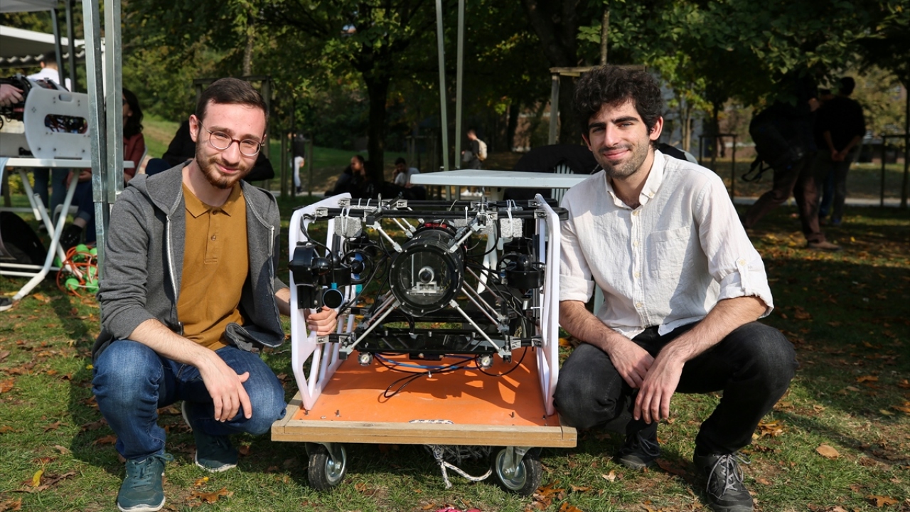 İTÜ Makine Mühendisliği 4. sınıf öğrencisi ve Facilis Otomobil Takımı Kaptanı Erdem Çalışkan da takımın 2011`de kurulduğunu, Macaw 2 aracının da takımın ürettiği beşinci araç olduğunu söyledi. 