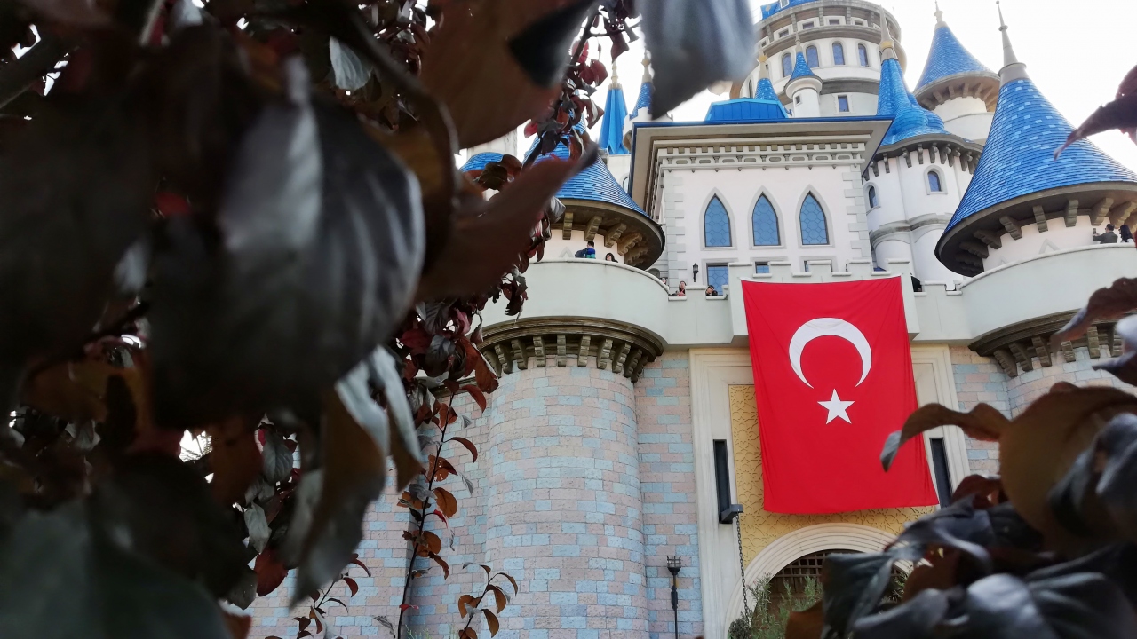 Sazova Parkı, Eskişehir`de masalsı bir dünya keşfetmek isteyenler için ideal yerler arasında. 