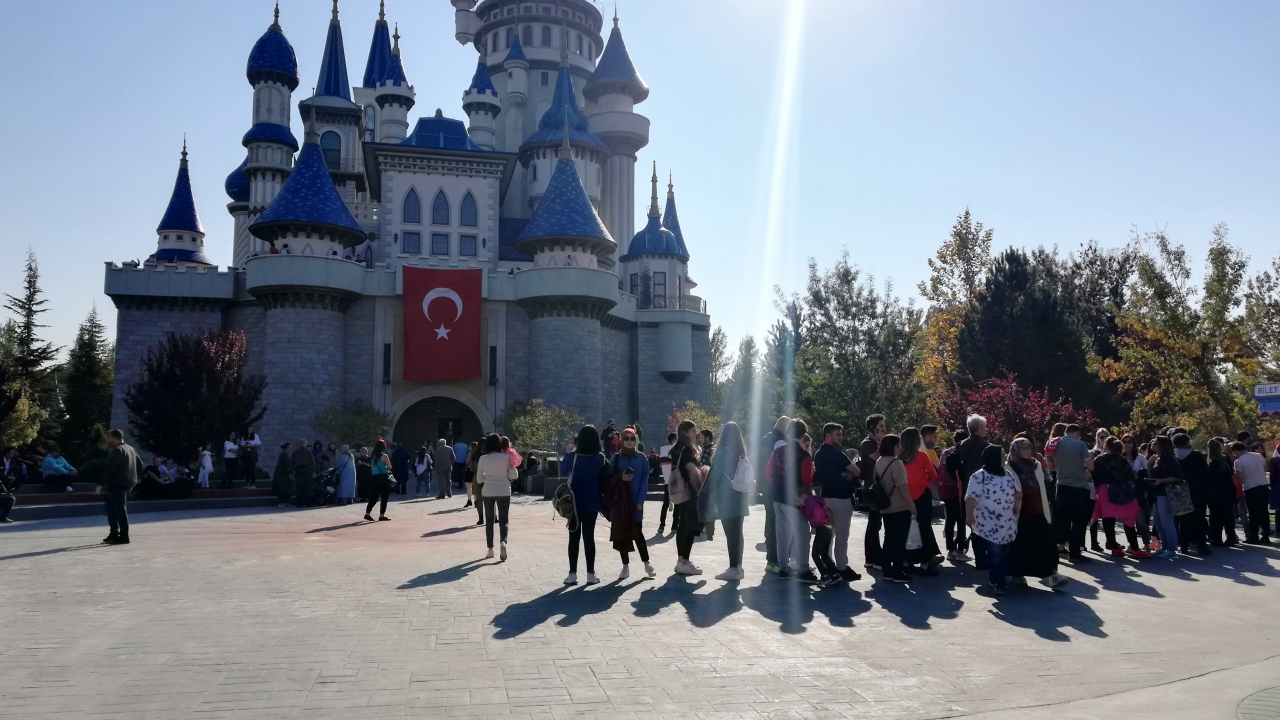 Parkın tasarım olarak Disneyland`ı andıran Masal Şatosu.