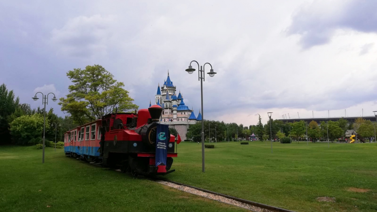 Sazova Parkı’nın içerisinde ücretsiz hizmet veren bir gezi treni bulunuyor.