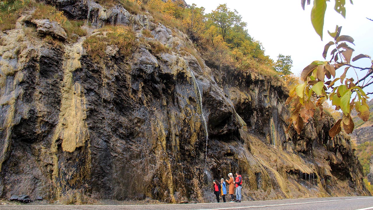 Tunceli-Erzincan kara yolu üzerindeki Hılbeş Köprüsü yakınlarında bulunan kayalar, sürekli su damladığı için halk arasında "Ağlayan Kayalar" olarak adlandırılıyor.