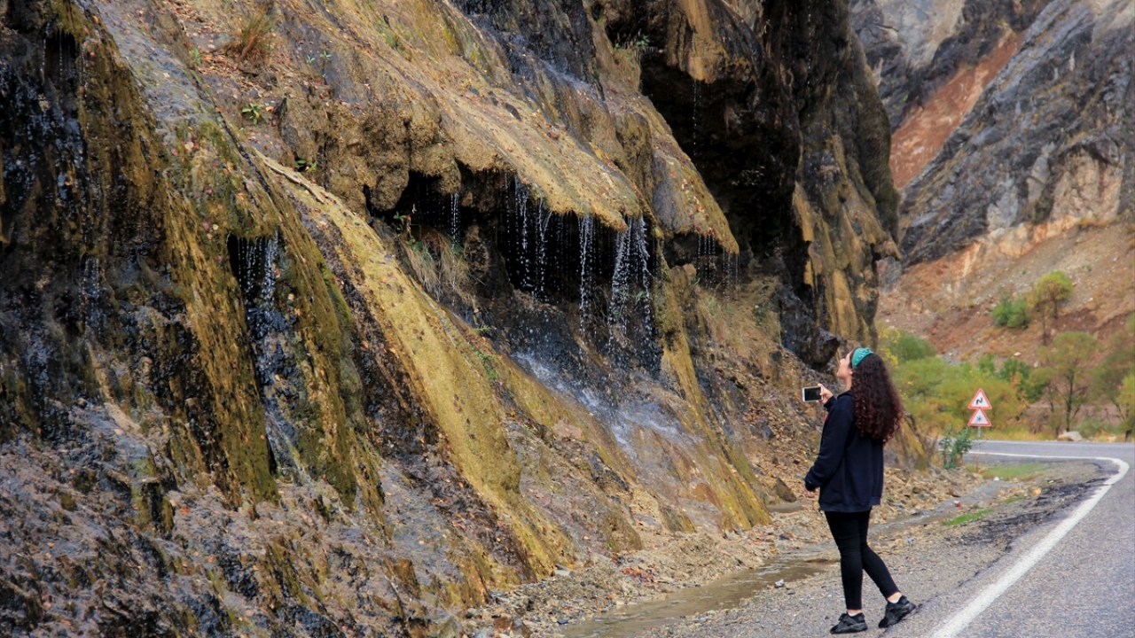 Yazın serin havası ve çevresindeki yemyeşil bitki örtüsüyle dikkati çeken kayalar, kışın ise metrelerce yükseklikteki buz sarkıtlarıyla eşsiz bir görünüme kavuşuyor.