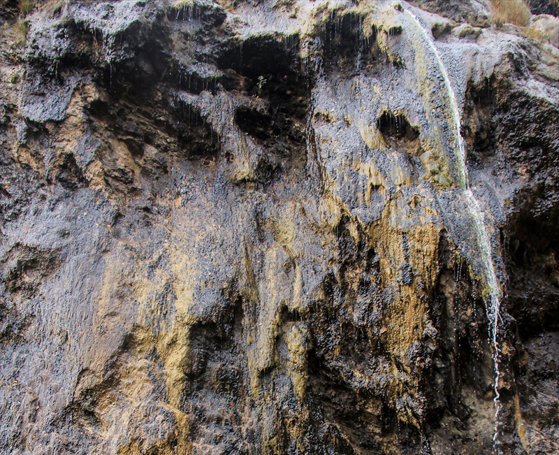 Yaklaşık 20 metre yükseklikteki çok sayıda kaynaktan süzülen sularla büyüleyen kayalar, yılın her dönemi çevre il ve ilçelerden çok sayıda doğa tutkununu ağırlıyor.