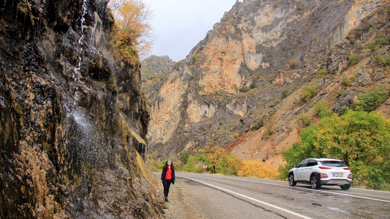 Pülümür Vadisi`nin büyüleyici tepeleri arasında göze çarpan kayalar, doğal görüntüsüyle ziyaretçilerinin keyifli zaman geçirmesini sağlıyor.