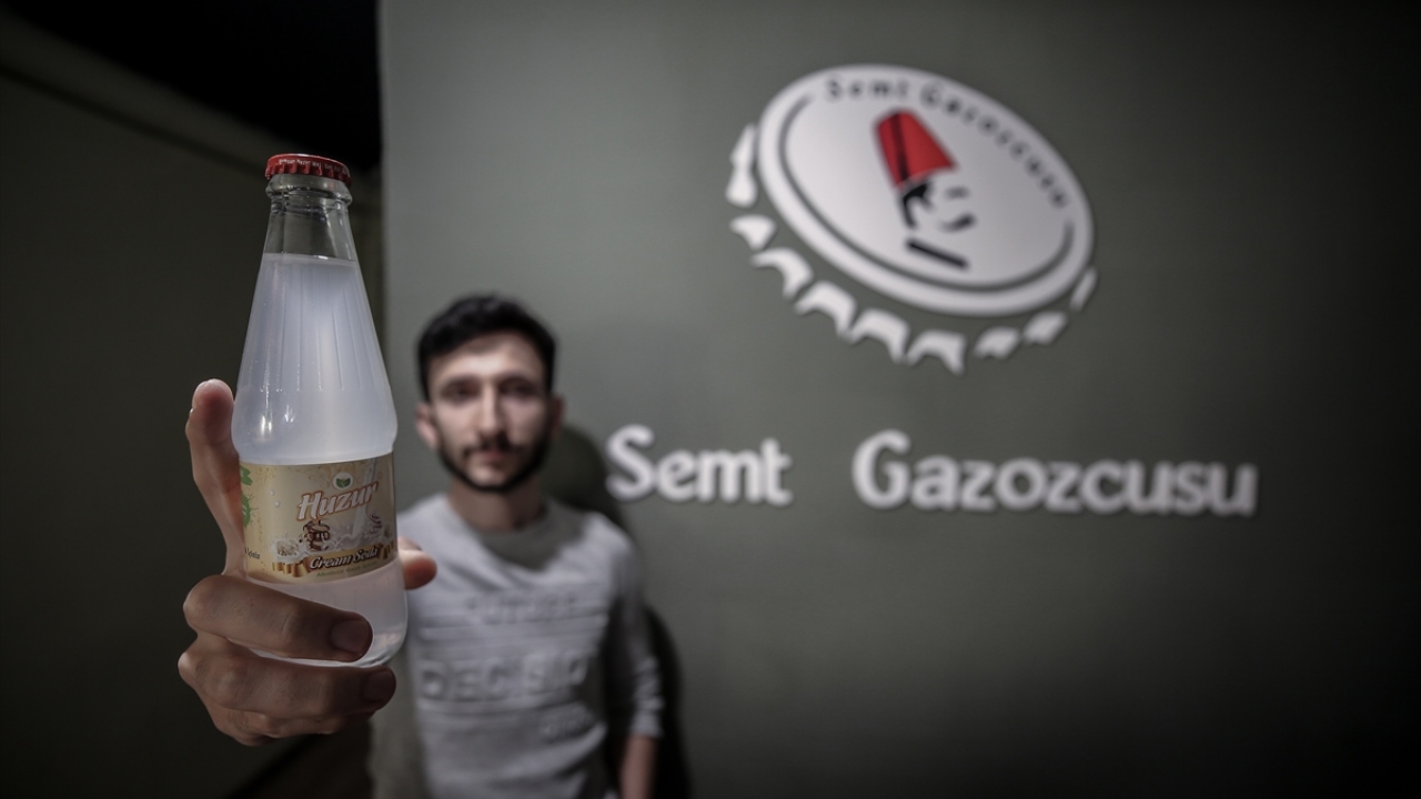 İş yerinin sahiplerinden Ammar Yasir Güler, yaptığı açıklamada, ortağı Faruk Çakır`la İstanbul`da gezerken bir gazozcu gördüklerini ve bu fikri Bursa`da hayata geçirmeye karar verdiklerini söyledi.