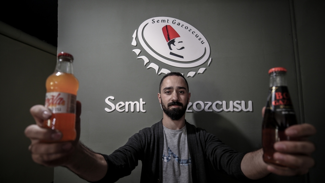 Ürünlerin her yaş grubundan ilgi gördüğüne değinen Güler, genç nesillerin bu kültürü pek bilmediğini ancak orta ve üzeri yaşlardakilerin bazen dükkanın önünden geçerken durup gazozları seyrettiğini anlattı.