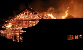 Japonya'nın tarihi Shuri Kalesi yandı