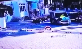 Polisin araç kaportasında sürüklendiği anların görüntüsü ortaya çıktı