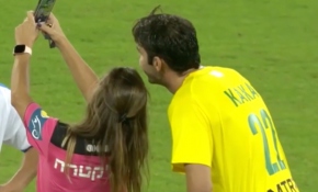 Hakem futbolcuyla selfie çekilmek için sarı kart gösterdi