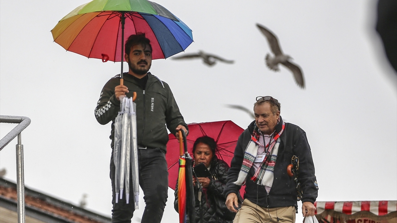 İstanbul`da sabah saatlerinde yağan yağmur Eminönü çevresinde etkili oldu.