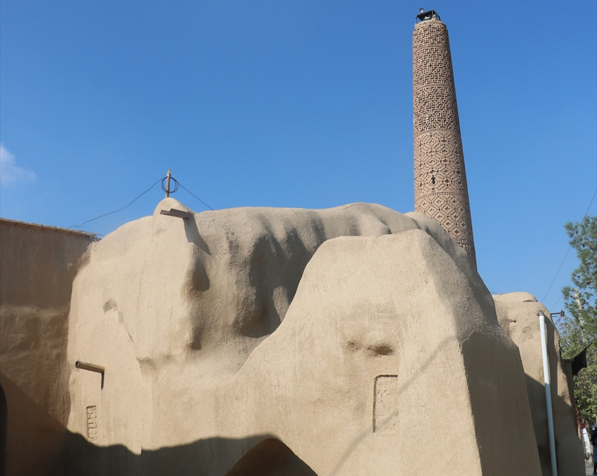 Simnan eyaletindeki Damgan kentinde inşa edilen iki kılavuz minare de Selçuklu`nun asırlara meydan okuyan görkemli mimarisini günümüze taşıyan eserler olarak öne çıkıyor.