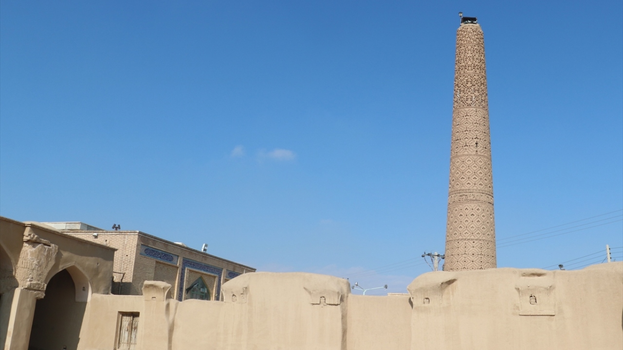 Adını Damgan kent merkezindeki Mescid Camisi`nden alan birinci kılavuz minare, hicri 5`inci yüzyıla tarihleniyor.