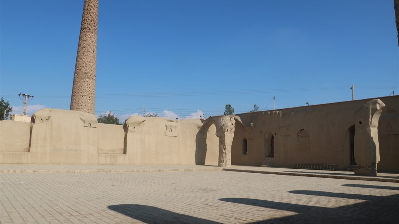 Gazneliler zamanında inşa edilen Mescid Camisi`nin batı avlusu o dönemin mimari özelliklerini barındırıyor. 